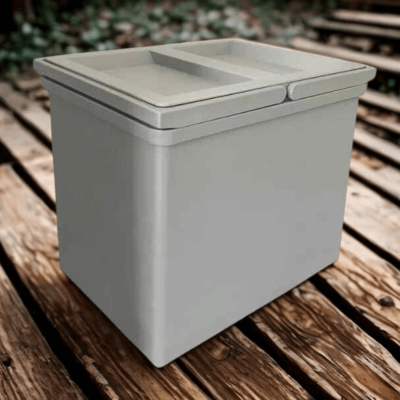 Poubelles sous évier extérieur.