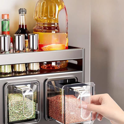 Etagere cuisine Seasoning rack Femme ouvrant boite